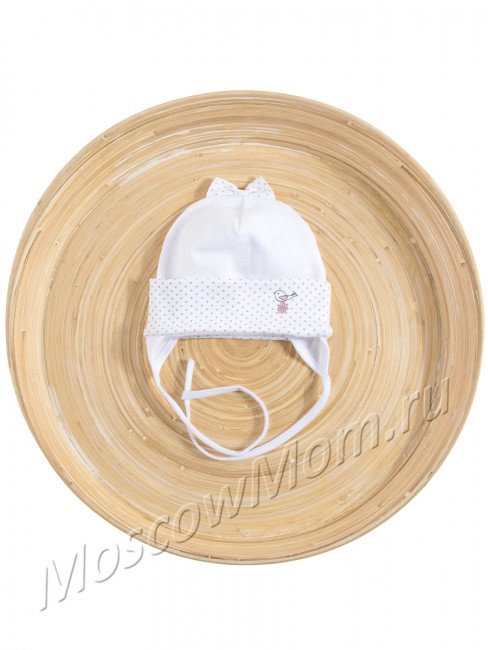 Белая шапочка для девочки с бантиком и отворотом серый горошек