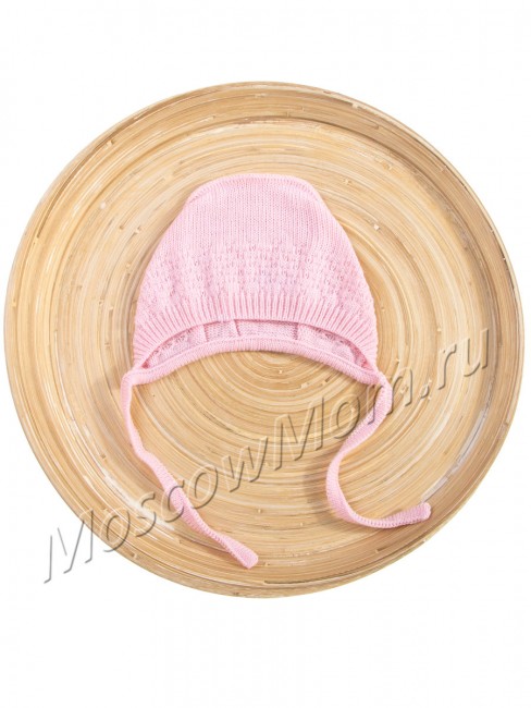 Розовая вязаная шапочка для малышки на завязках.