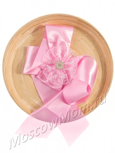 Розовая лента на выписку девочки с кружевным бантом